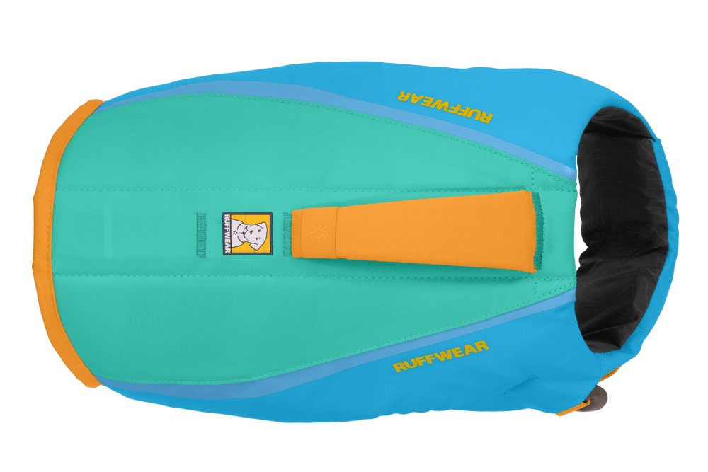 Farbenfrohe Float Coat™ Schwimmweste für Hunde in Blau und Grün mit gelbem Griff und Reflexionslogo auf orangefarbenem Hintergrund.