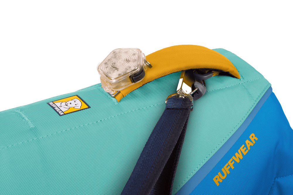 "Ruffwear Float Coat™ Schwimmweste für Hunde in Aqua- und Blautönen mit gelbem Akzent und transparentem Verschluss."