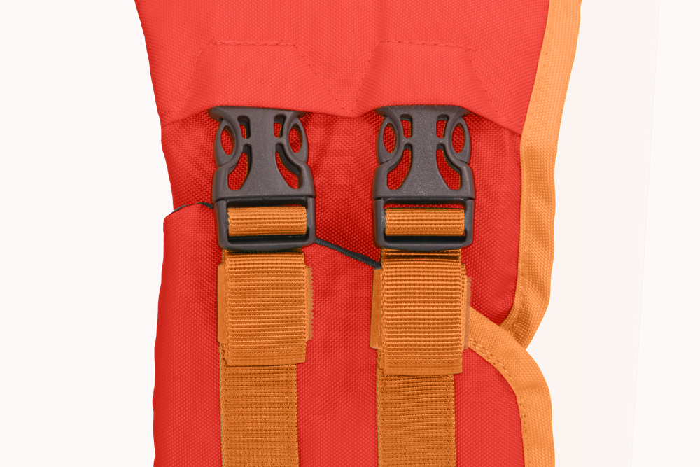 "Rote Float Coat™ Schwimmweste für Hunde mit stabilen Schnallen und orangefarbenen Riemen im einfarbigen Hintergrund."