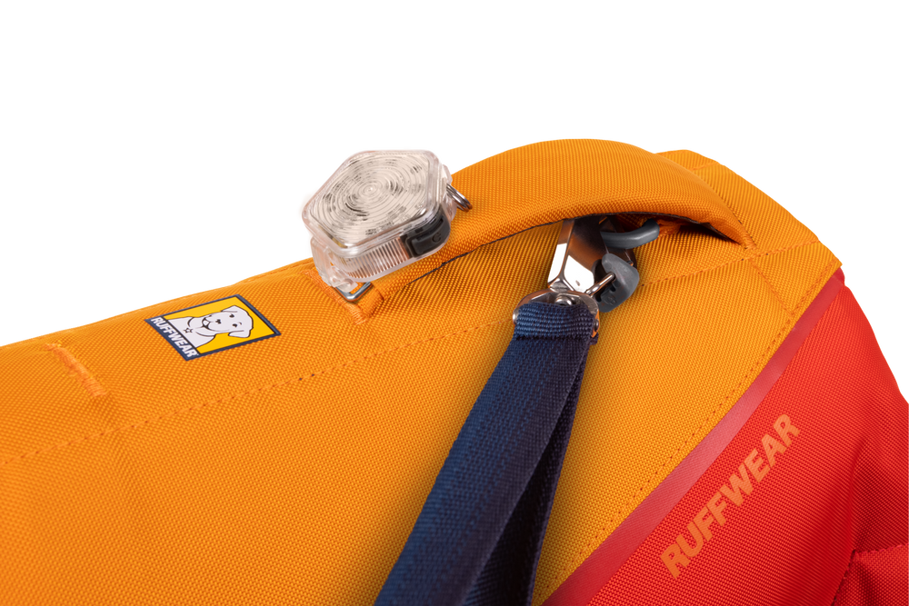Float Coat™ Schwimmweste für Hunde in Orange und Rot mit Sichtbarkeitsstreifen und verstellbarem Schultergurt.