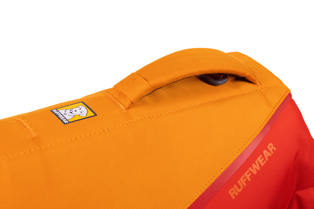 "Ruffwear Float Coat™ Schwimmweste für Hunde, orange und rot, mit robustem Material und praktischem Tragegriff."