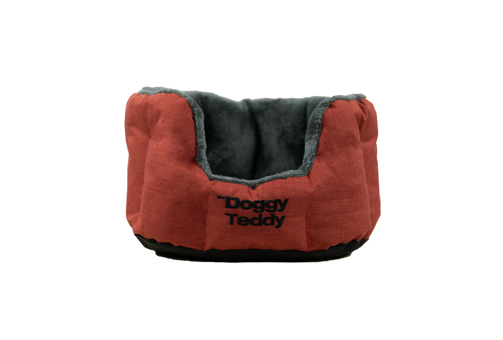 Hundebett in Rot mit grauer Innenauskleidung von Doggy Teddy, leicht erhöht für optimalen Komfort.