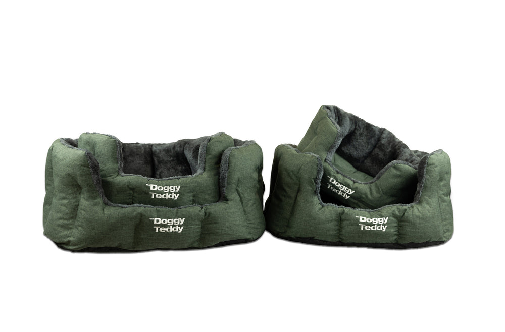 Zwei Hundebetten in Dunkelgrün mit weichem grauen Innenfutter und dem Logo „Doggy Teddy“. Ideal für Ihr Haustier.