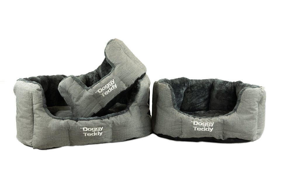 Hundefreundliche Betten in grauem Stoff mit weicher Innenauskleidung, beschriftet mit „Doggy Teddy Strong“.