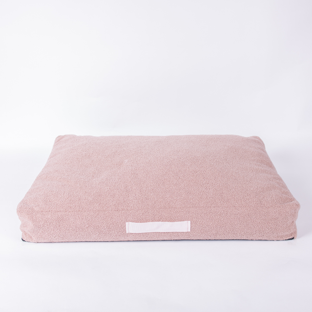 Wechselbezug Teddy für quadratisches, flauschiges Kissen in sanftem Rosa mit texturierter Oberfläche.