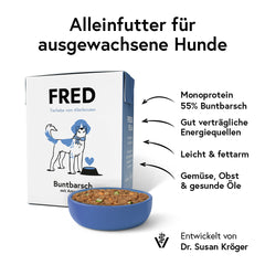 Verpackung von FRED Hundetrockenfutter mit Buntbarsch und Amaranth in blauer Schüssel auf weißem Hintergrund.