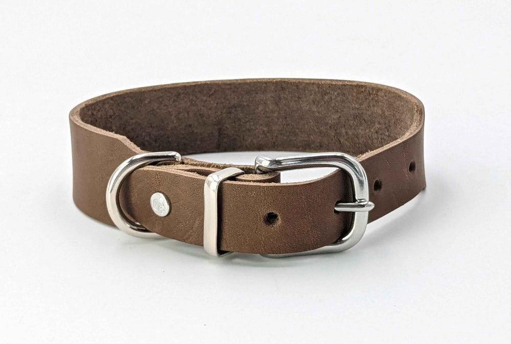 Klassisches braunes Lederhalsband mit silberner Metallschließe und verstellbaren Löchern für optimalen Tragekomfort.