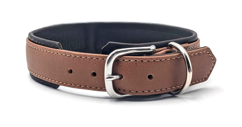 Stylisches braunes Nappa-Halsband für Hunde mit schwarzer Innenauskleidung und silberner Schnalle, ideal für modebewusste Hundefreunde.