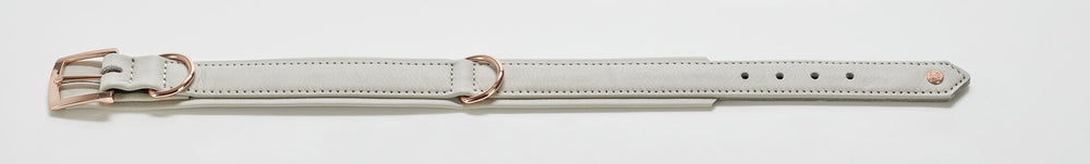 Stylisches graues Lederarmband mit roségoldener Schließe und Ringen, ideal für elegante Fashion-Statements.