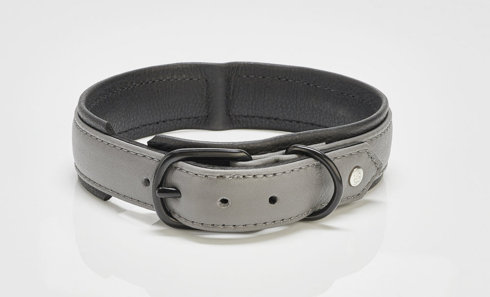 Stylischer grauer Leder-Gürtel mit gepolsterter Innenseite und schwarzer Metallschnalle für modische Akzente.