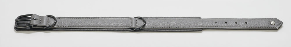 Stylisches graues Lederarmband mit glatter Oberfläche und Schnalle für ein modisches Statement.