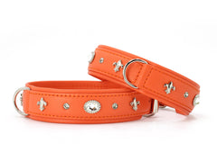 Orangefarbene Hundehalsbänder aus Leder mit silbernen Ringen, Glitzersteinen und Lilienmotiv - Sommer Edition.