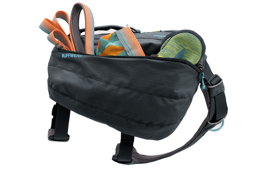 Schwarzer Front Range® Tagesrucksack von Ruffwear mit offenem Hauptfach und Hundetraining-Zubehör.