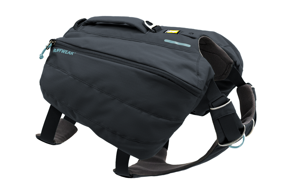 Schwarze Ruffwear Hundetasche mit mehreren Fächern, verstellbarem Gurt und wetterfestem Material für Outdoor-Abenteuer.