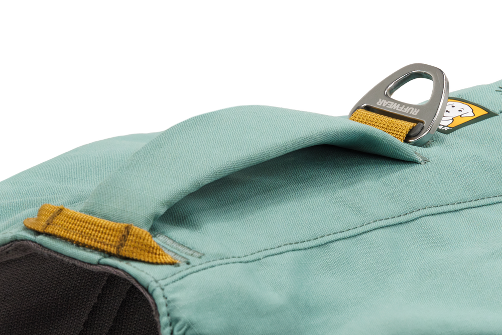 Detailansicht des mintgrünen Front Range® Tagesrucksacks mit Handgriff und Karabinerhaken.