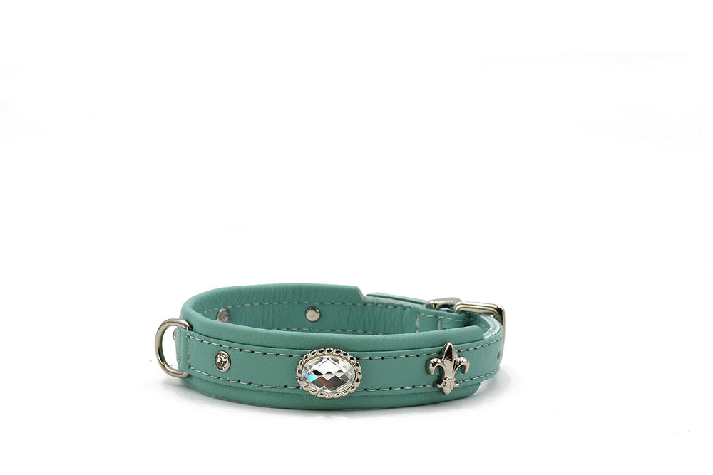 Mintgrünes Hundehalsband "Mini Diamond Sunrise" mit Kristall und eleganten Fleur-de-lis Zierdetails.