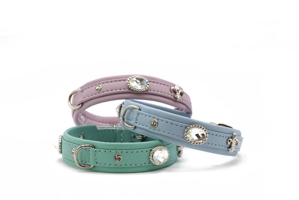 Drei dekorative Hundehalsbänder in lila, mintgrün und hellblau mit Strasssteinen und Metallverzierungen.