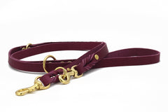 Dunkelrote Lederleine aus der Herbst Edition mit goldfarbenen Beschlägen und Karabinerhaken für Hunde.