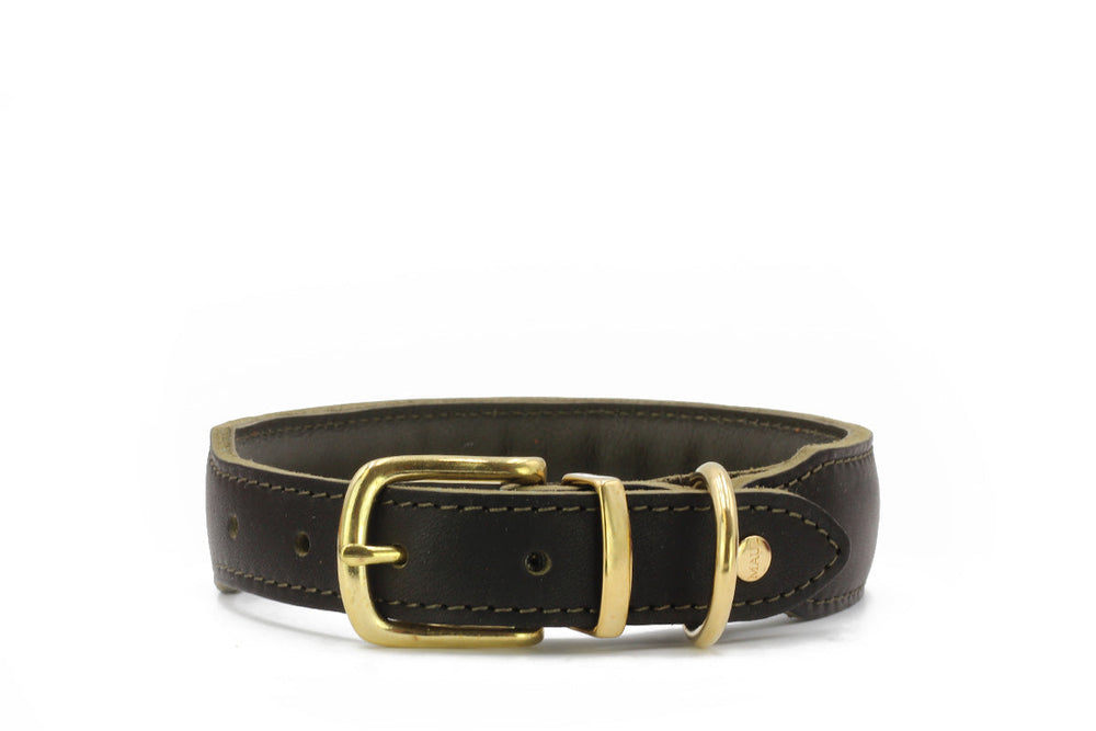 Schmaler schwarzer Ledergürtel mit goldfarbener Schnalle und eleganter Verarbeitung in der Mono Pop Herbst Edition.