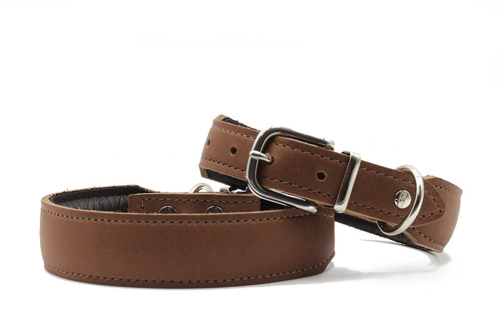 Brauner Ledergürtel mit silberner Schnalle und D-Ring, gefertigt aus glattem und weichem Leder, Herbst Edition Mono Pop.