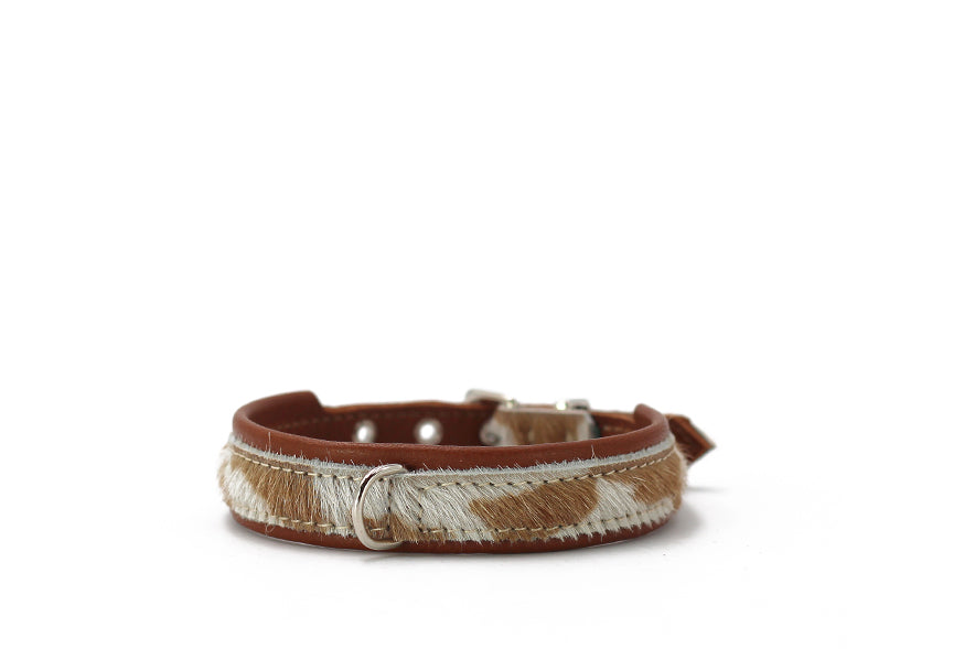 Braunes Halsband aus Leder mit hellem Kuhfellmuster und verstellbarer Metallschnalle für optimale Passform.