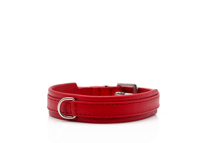 Rotes schmal gefärbtes Lederarmband mit Metallring-Schließe, elegant und nahtlos verarbeitet.