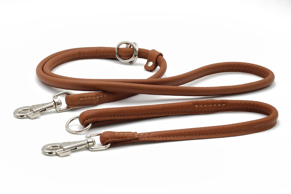Braune Umhängeleinen aus Leder mit Metallkarabiner und runden Ringen, ideal für Hunde. Funktional und geschmeidig.
