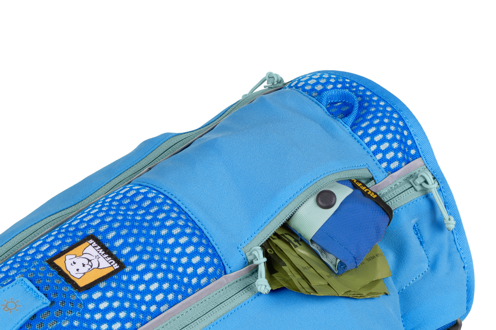 Trail Runner™ Hunde-Laufweste in Blau mit Netz- und Stoffelementen sowie seitlichem Reißverschluss für Zubehör.