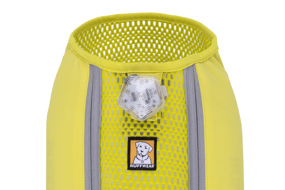 Gelbe Trail Runner™ Hunde-Laufweste von Ruffwear mit reflektierenden Elementen und Leuchtmittel für sicheres Laufen.