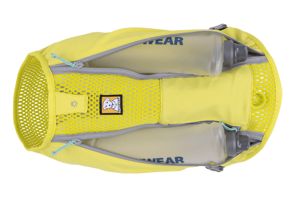 Gelbe Trail Runner™ Hunde-Laufweste mit Flaschenfächern, Reißverschluss und Bärenlogo für aktive Freizeitausflüge.