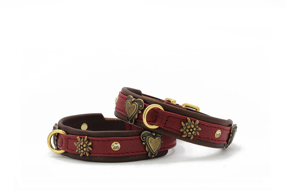 Hunde Halsband Mini Herzilein in Burgunderrot mit goldenen Verzierungen und Herzen aus Leder.