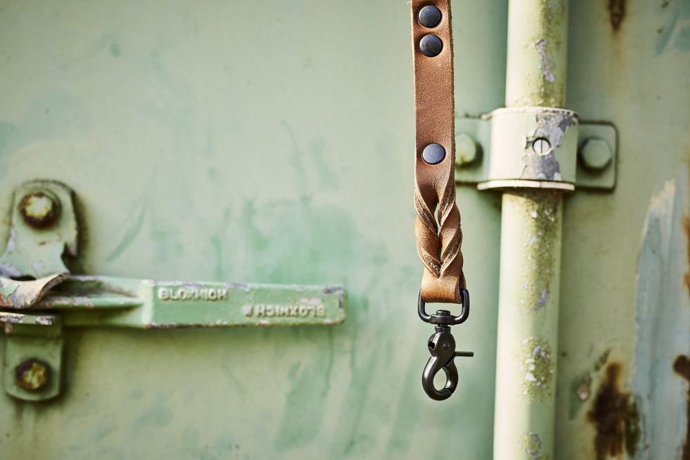 Klassisches GIRO Set aus braunem Kunstleder mit Prägung und schwarzem Karabinerhaken, ideal für jedes Abenteuer.