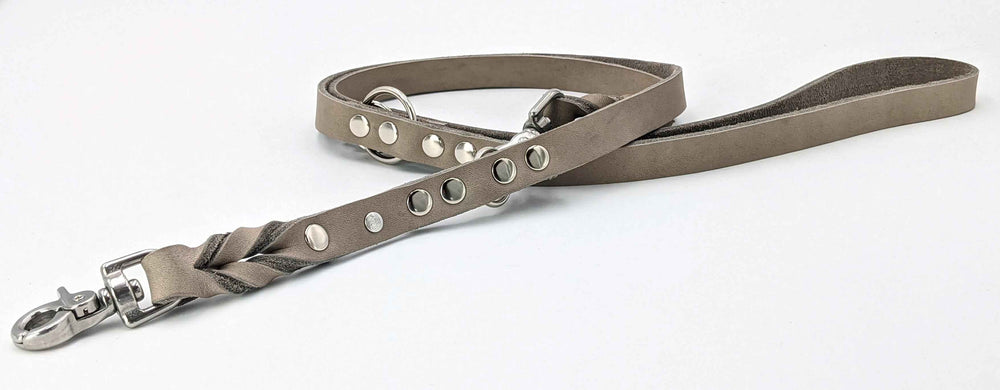 Klassische braune Hundeleine mit Karabinerhaken und silbernen Druckknöpfen, ideal für jeden Einsatz.