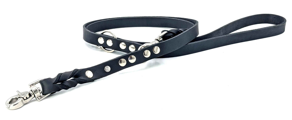 Schwarze Leder-Hundeleine mit breiter, flacher Form und Karabinerhaken, ideal für jeden Einsatz.