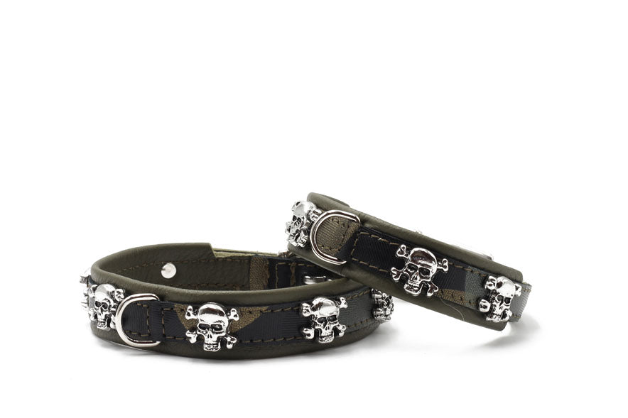 "Olivgrünes Lederhalsband mit silbernen Schädeln und Metallschnalle in zwei Größen."