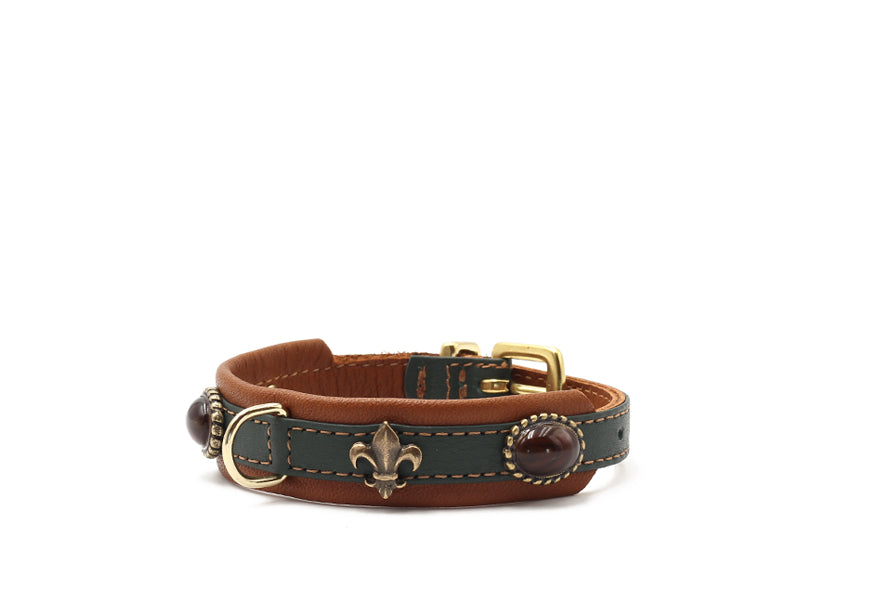 Hundehalsband Mini Lord & Lady in Braun und Grün mit Fleur-de-Lis-Motiv und roten Steinen, goldfarbener Schnalle.