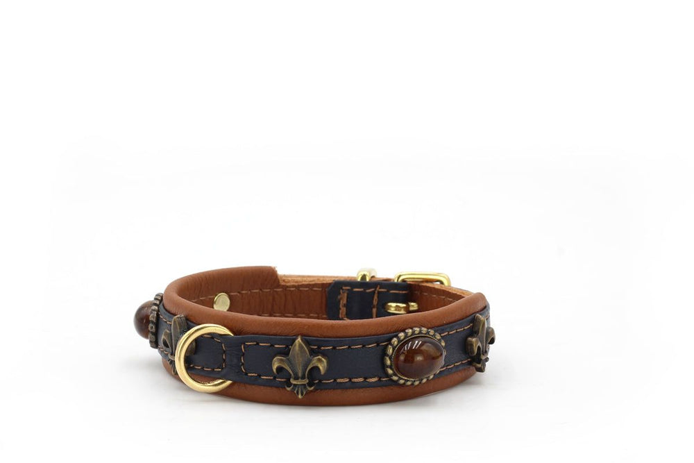 Halsband Mini Lord & Lady: Elegantes Lederarmband in Braun und Blau mit goldenen Verzierungen und Lilienmotiv.