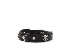 Schwarzes Lederarmband mit silbernen Nägeln und Totenkopf, robuster und stilvoller Verschluss, ideal für modische Akzente.