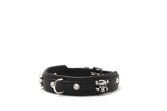 Schwarzes Lederarmband mit Totenkopf-Anhänger und silbernen Nieten, ideal für den täglichen Gebrauch.