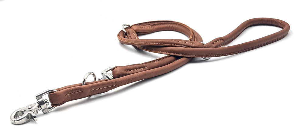 Elegante braune Leder-Hundeleine von AMICI mit Metallbeschlägen und verstellbaren Schlaufen für modebewusste Hundefreunde.