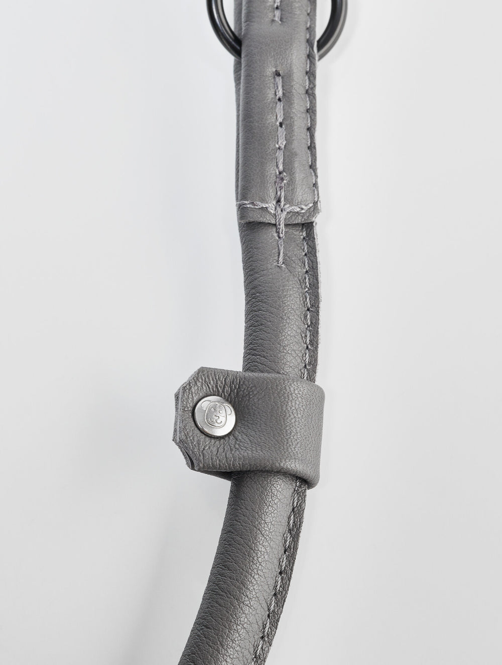 Stylisches graues Halsband mit elegantem Ledergriff und hochwertiger Nahtverarbeitung. Perfekt für dein Fashion-Statement!