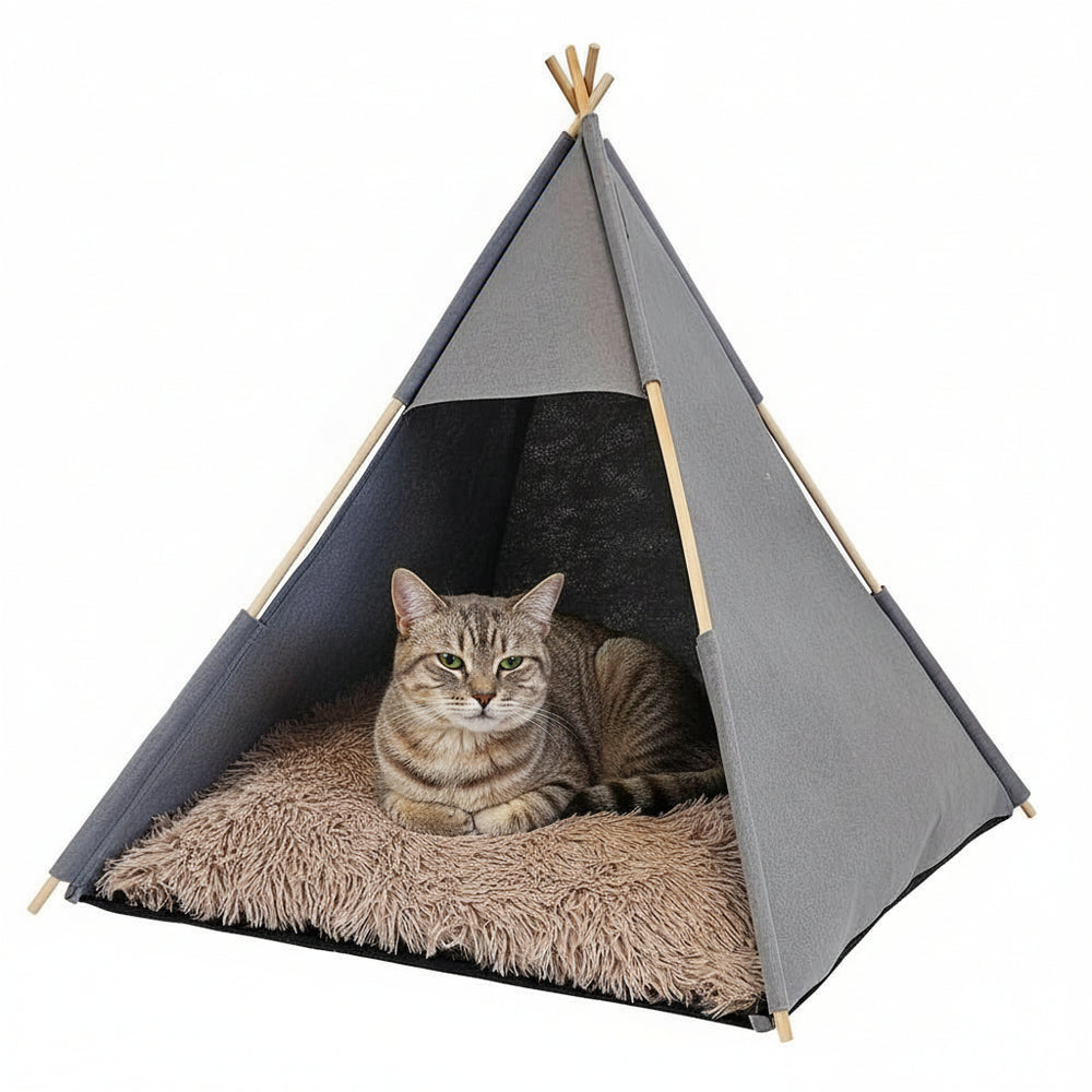 Katzentipi "TENDA" aus grauem Stoff mit beigem Plüschkissen und relaxender Katze im Inneren.