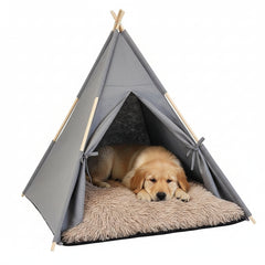 Hundezelt "TENDA" im Tipi-Design mit grauem Stoff und Holzbalken, goldenes Retrievershündchen liegt entspannt darin.