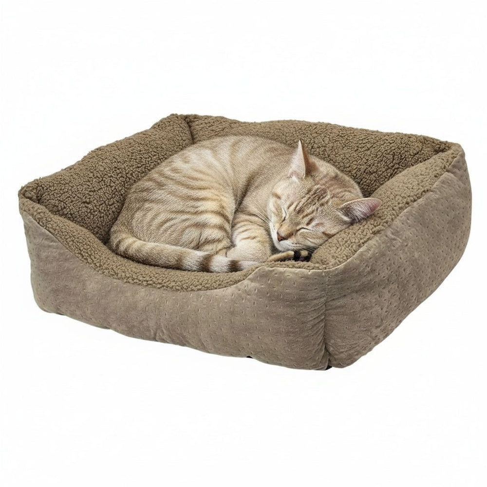 Komfortables Katzenschlafbett "TEDDY" in quadratischer Form, weich gepolstert in Beige, mit robustem hellbraunen Außenmaterial.