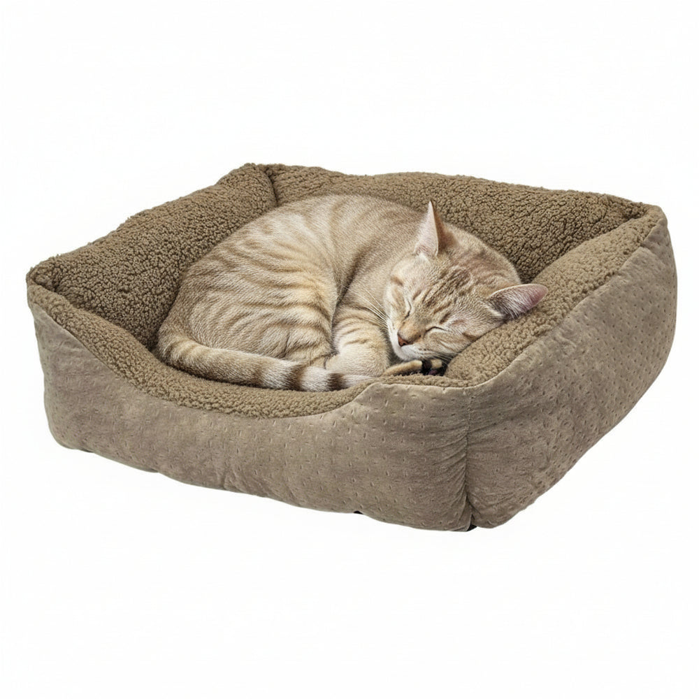Komfortables Katzenschlafbett "TEDDY" in quadratischer Form, weich gepolstert in Beige, mit robustem hellbraunen Außenmaterial.