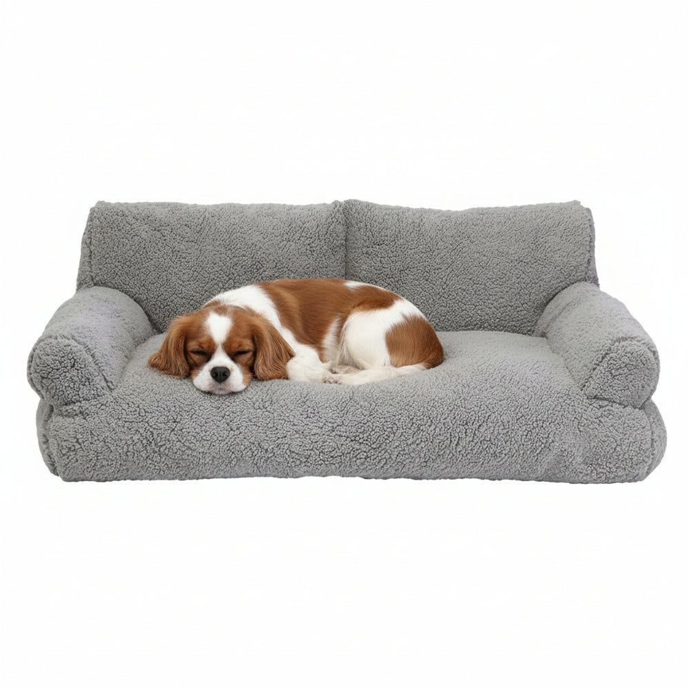 Gemütliches graues Plüschsofa "TEDDY" für Hunde, mit schlafendem braun-weißen Hund auf den gepolsterten Armlehnen.