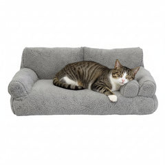 Gemütliches graues Katzenbett in Sofaposition, mit schläferischer gestreifter Katze darauf.