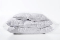 Inlett Hundebett CLASSIC mit ECO-COMFORT Füllung in sauberer, verschweißter Plastiktüte - weißes Kissen und Decke gut gefaltet.