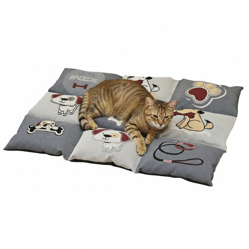 Weiches eckiges Hundekissen "PATCHY" in Grautönen mit Hundemotiven und Pfotenabdrücken, ideal für Ihr Haustier.