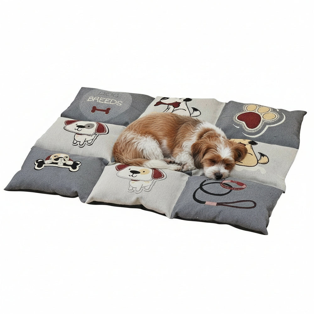 Quadratisches Hundekissen "PATCHY" in Grau und Beige mit gepolsterten Feldern und Hundemotiven wie Knochen und Pfoten.